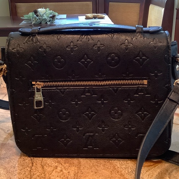 Faux Louis Black Embossed Leather Crossbody Bag with Gold-Tone Lock - Picture 2 of 4